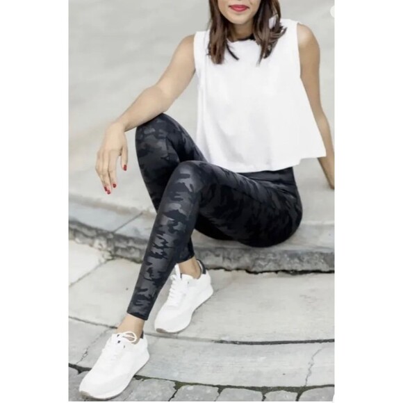 Spanx Leggings Womens Medium‎ Faux Leather Camo Matte Black M Blogger Favorite - Picture 3 of 10